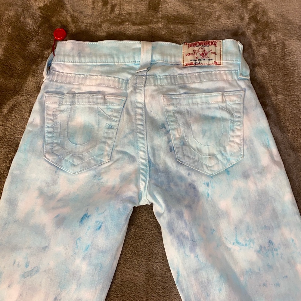 White and turquoise true religions